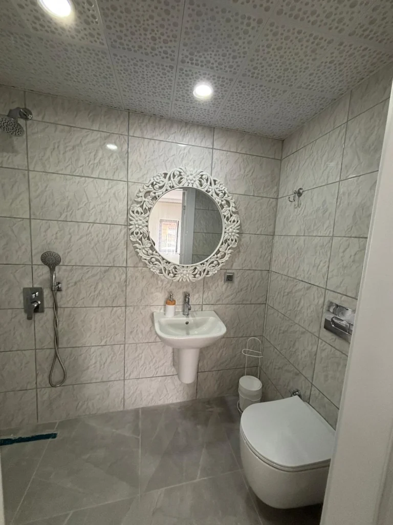 Erdem Otel banyo ayna ve lavabo alanı temiz görünüm Sivas Şarkışla