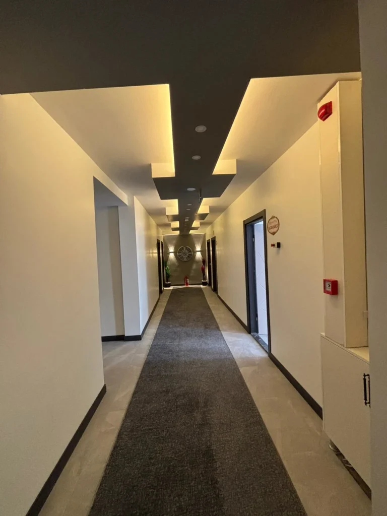 Erdem Otel uzun koridor görünümü aydınlatmalı iç mekan Sivas Şarkışla