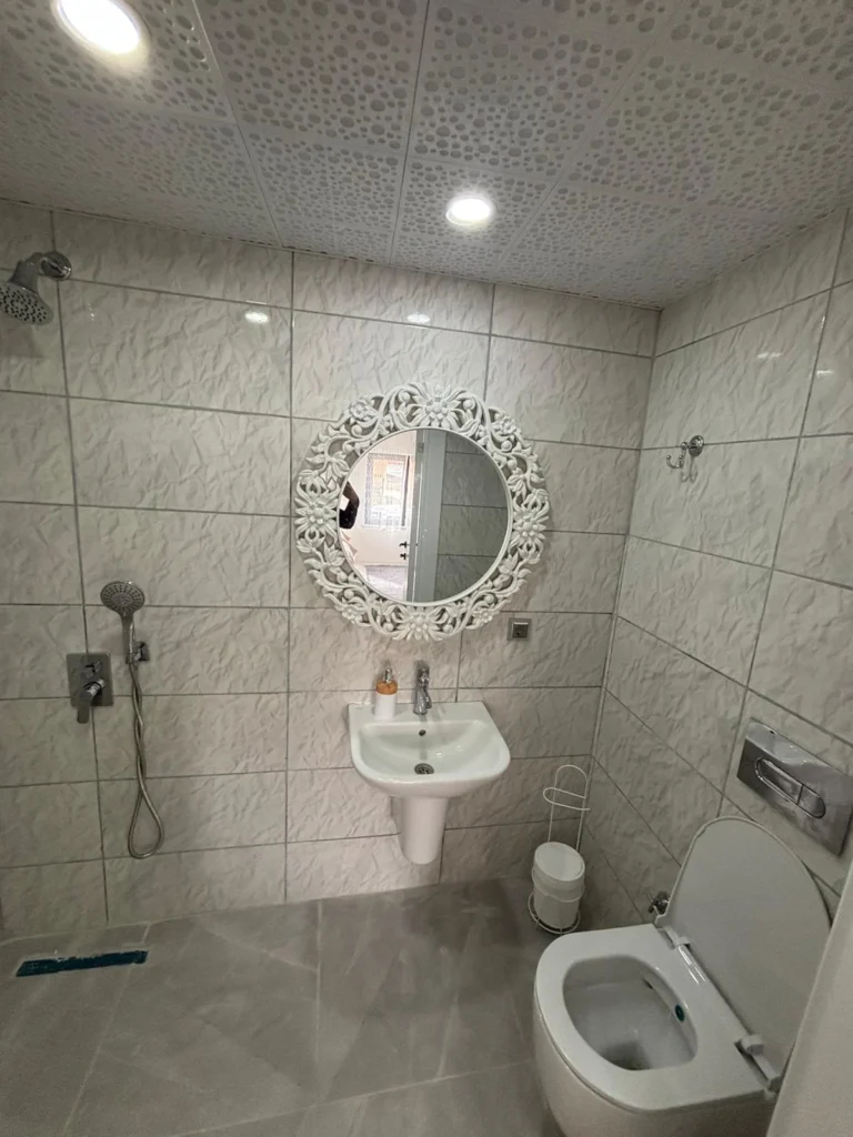 Erdem Otel duş alanı ve lavabo ile banyo görünümü Sivas Şarkışla