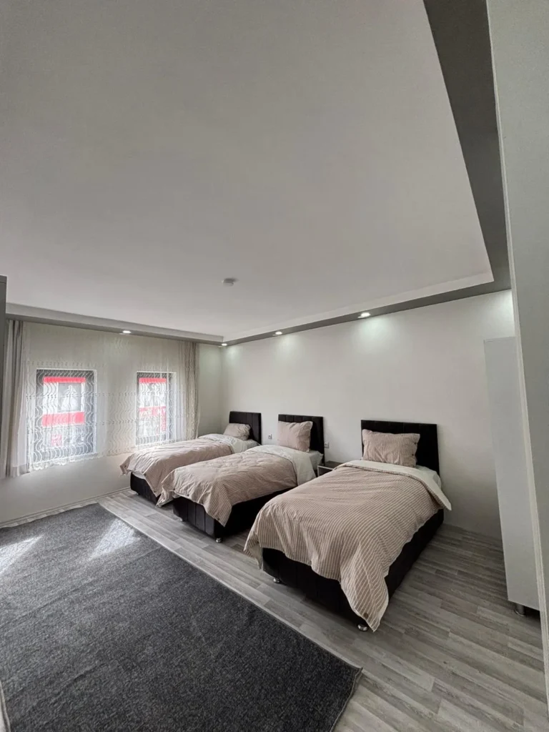 Erdem Otel düzenli çok yataklı oda geniş kullanım alanı Sivas Şarkışla