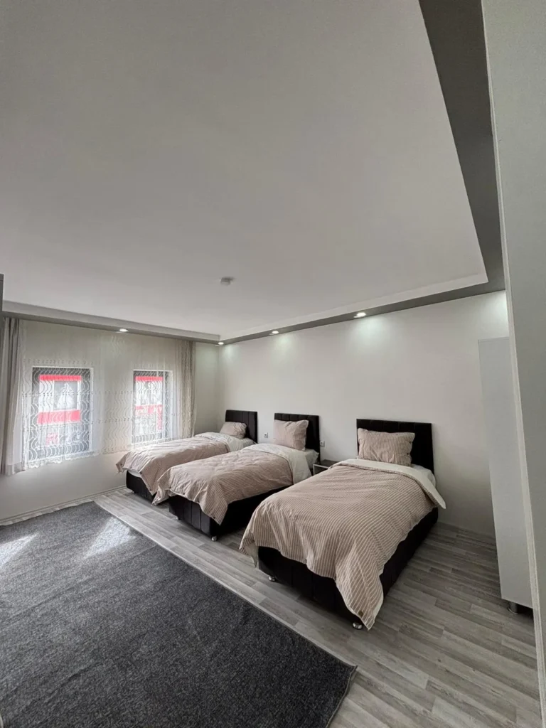 Erdem Otel geniş çok yataklı oda aydınlık iç mekan görünümü Sivas Şarkışla