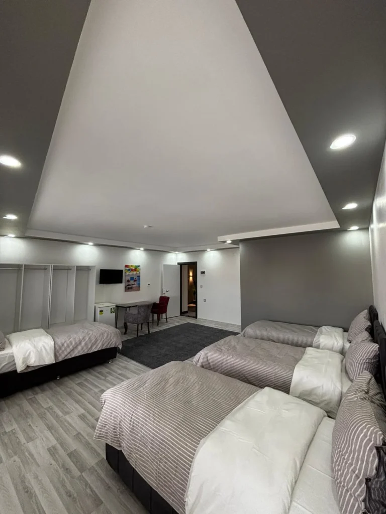Erdem Otel çok yataklı geniş oda konforlu iç mekan görünümü Sivas Şarkışla