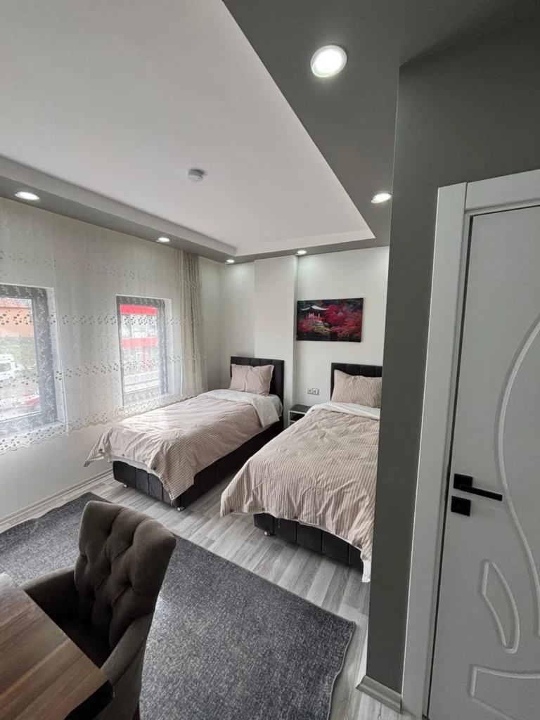 Erdem Otel oda girişinden görünüm çok yataklı geniş oda Sivas Şarkışla