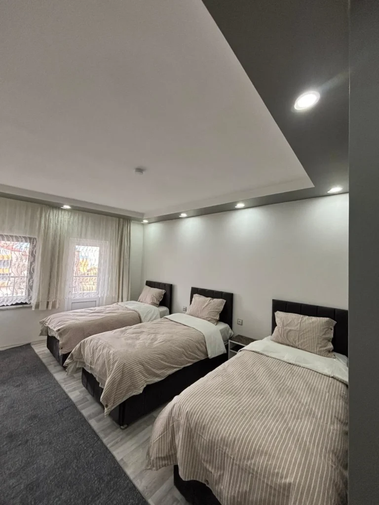 Erdem Otel çok yataklı geniş oda düzenli ve ferah görünüm Sivas Şarkışla