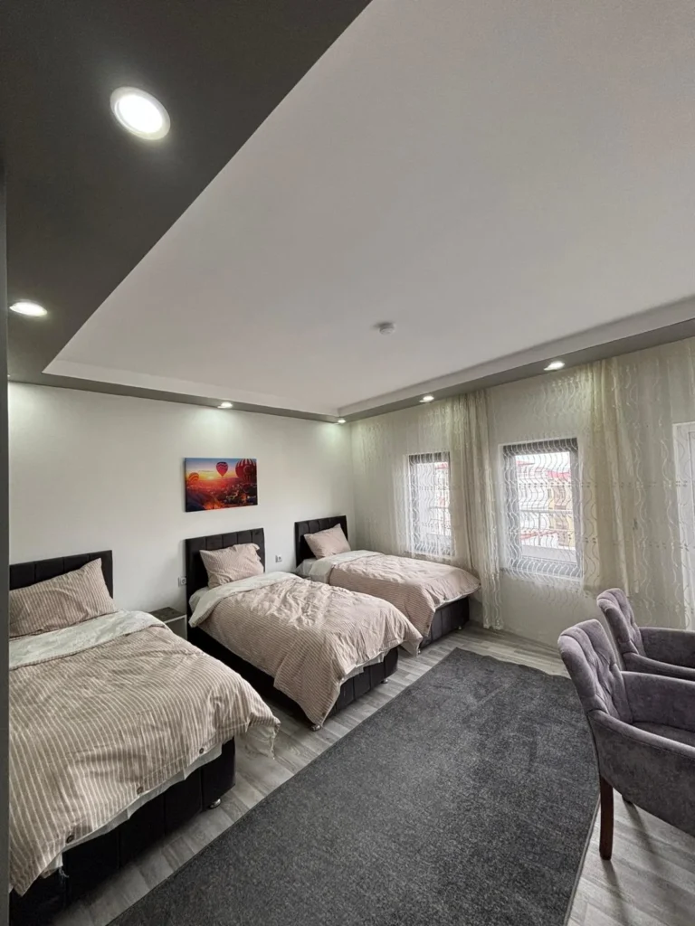 Erdem Otel geniş çok yataklı oda ferah ve aydınlık iç görünüm Sivas Şarkışla