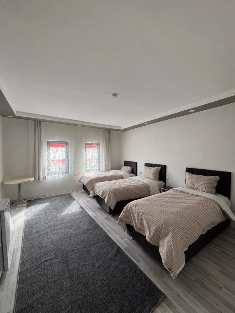 Erdem Otel çok yataklı geniş oda düzenli ve ferah görünüm Sivas Şarkışla