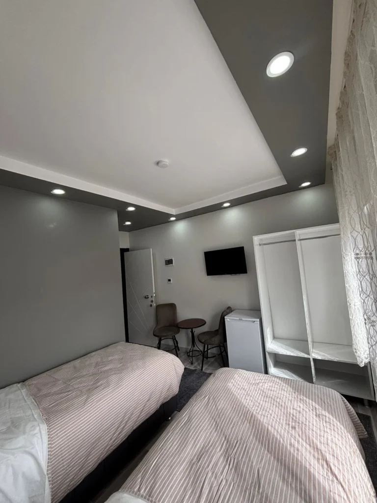 Erdem Otel modern tasarımlı oda genel görünüm yatak ve TV alanı Sivas Şarkışla