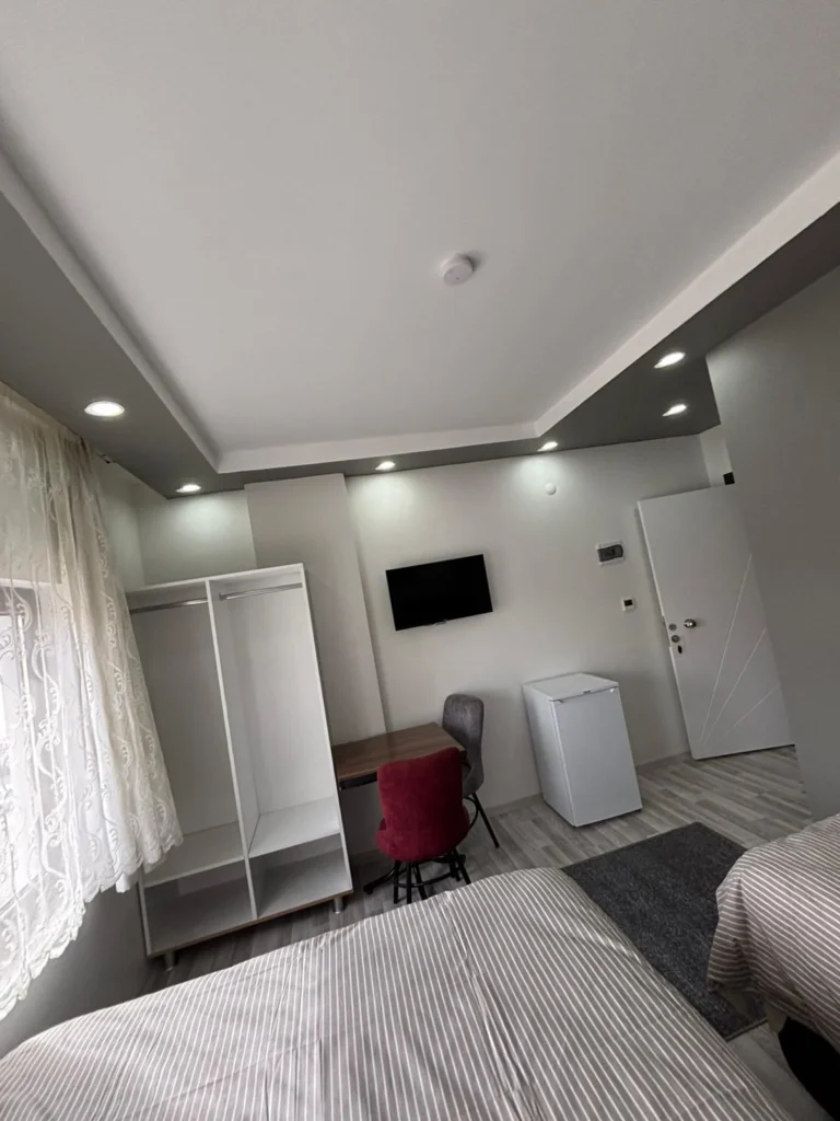 Erdem Otel aydınlık oda iç görünümü yatak ve TV alanı Sivas Şarkışla