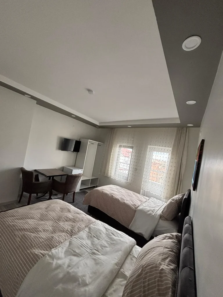 Erdem Otel geniş ve ferah oda pencere ışıklı iç görünüm Sivas Şarkışla
